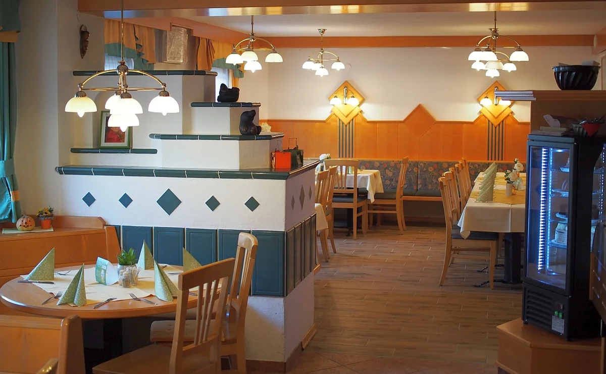 Schank- und Sitzbereich im Wirtshaus